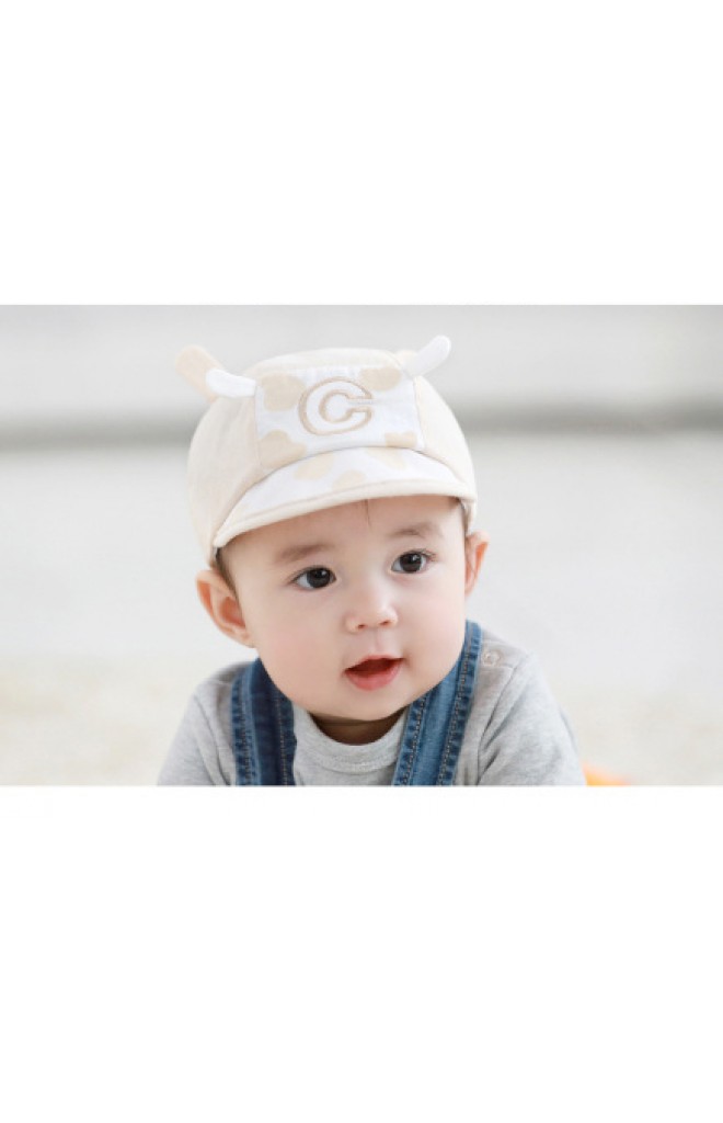 หมวกแก๊ปเด็กเล็กลายวัว ปักอักษร C จาก TUTUYA