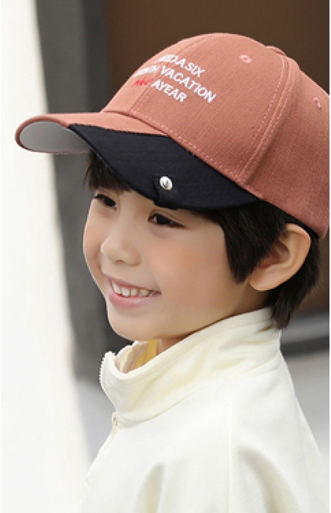 หมวกแก๊ปเด็กปีกหมวกสลับสี ด้านหน้าปักอักษร จาก KUKUJI หมวกแก๊ปเด็กปีกหมวกสลับสี ด้านหน้าปักอักษร จาก KUKUJI