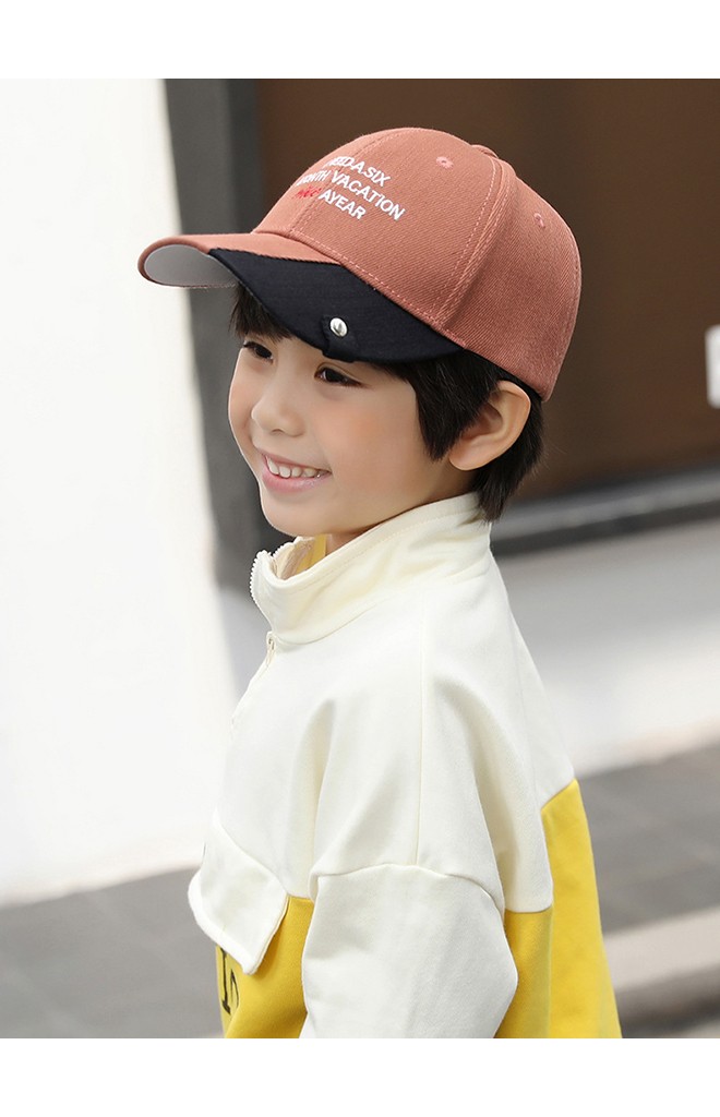 หมวกแก๊ปเด็กปีกหมวกสลับสี ด้านหน้าปักอักษร จาก KUKUJI