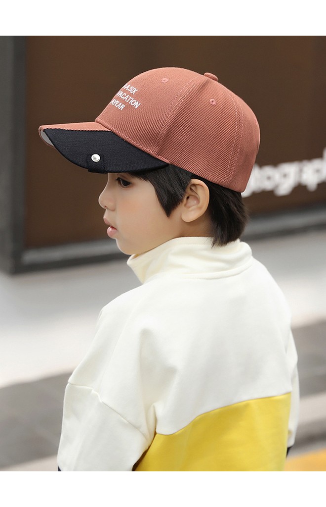 หมวกแก๊ปเด็กปีกหมวกสลับสี ด้านหน้าปักอักษร จาก KUKUJI