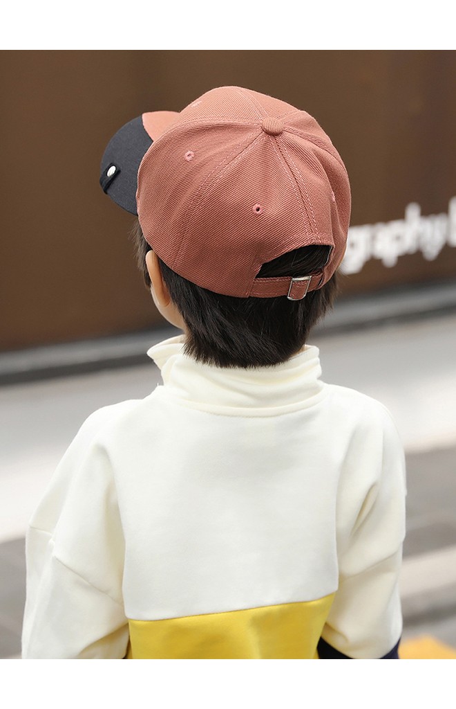 หมวกแก๊ปเด็กปีกหมวกสลับสี ด้านหน้าปักอักษร จาก KUKUJI