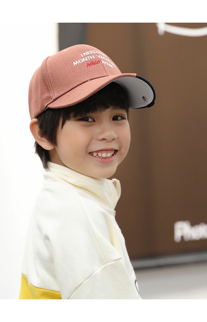 หมวกแก๊ปเด็กปีกหมวกสลับสี ด้านหน้าปักอักษร จาก KUKUJI