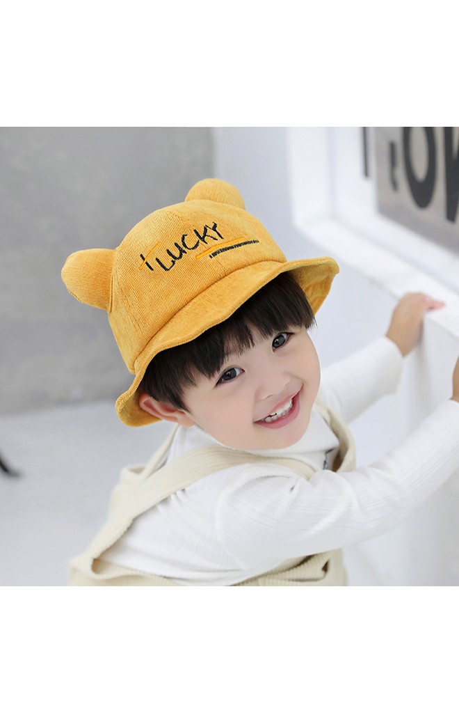 หมวกปีกรอบผ้าลูกฟูก ปัก LUCKY แต่งหูนูน