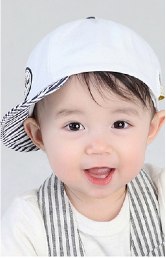 หมวกแก๊ปสีขาวแต่งปีกลายทาง จาก MiLKY FRiENDS หมวกแก๊ปสีขาวแต่งปีกลายทาง จาก MiLKY FRiENDS