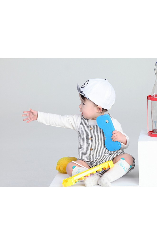 หมวกแก๊ปสีขาวแต่งปีกลายทาง จาก MiLKY FRiENDS