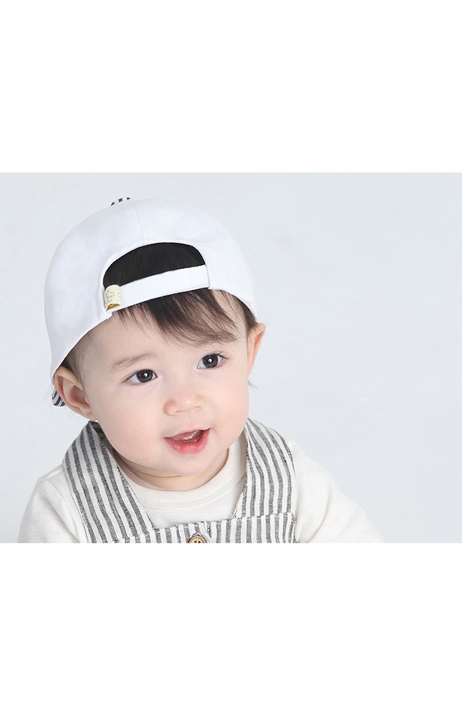 หมวกแก๊ปสีขาวแต่งปีกลายทาง จาก MiLKY FRiENDS