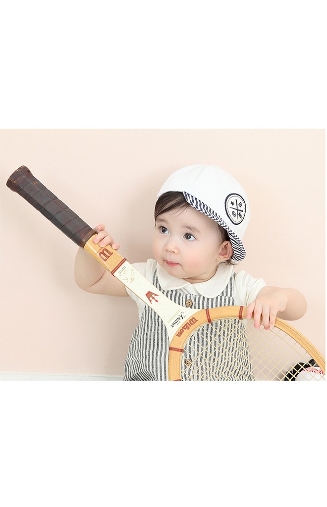 หมวกแก๊ปสีขาวแต่งปีกลายทาง จาก MiLKY FRiENDS