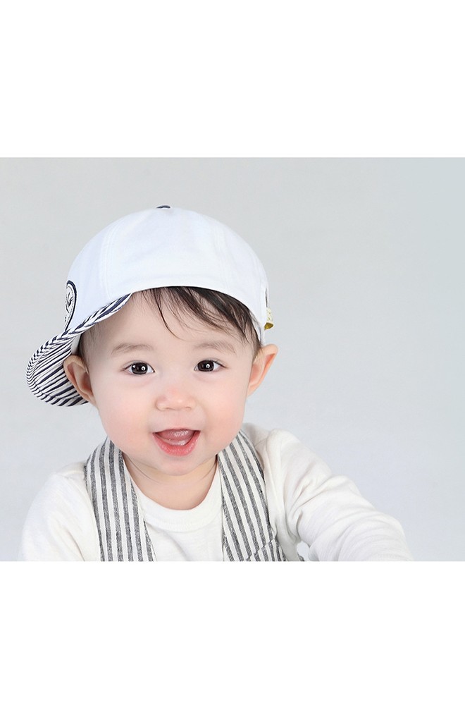 หมวกแก๊ปสีขาวแต่งปีกลายทาง จาก MiLKY FRiENDS