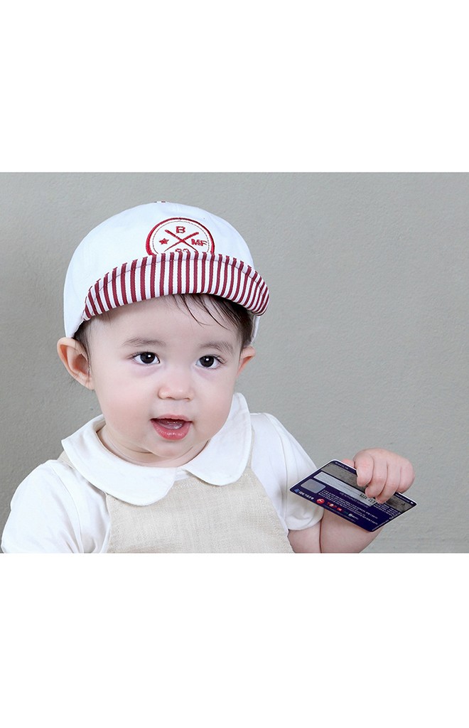 หมวกแก๊ปสีขาวแต่งปีกลายทาง จาก MiLKY FRiENDS