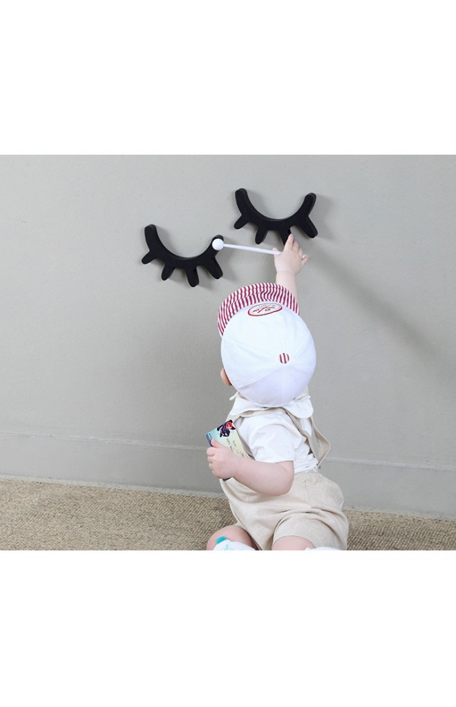 หมวกแก๊ปสีขาวแต่งปีกลายทาง จาก MiLKY FRiENDS