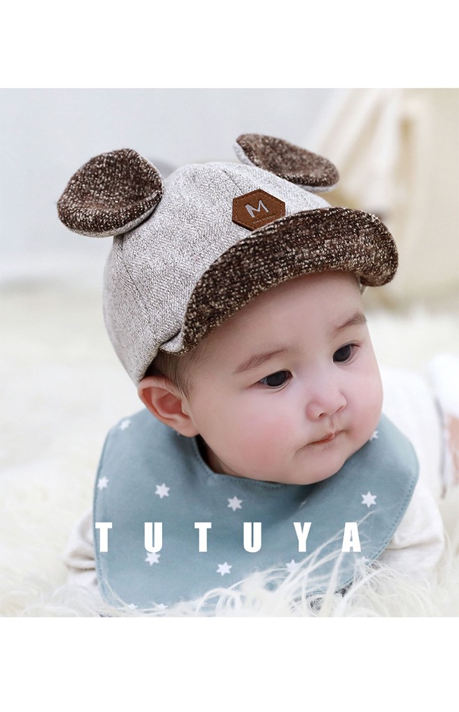 หมวกแก๊ปแต่งหูกลม ป้ายอักษร M จาก TUTUYA
