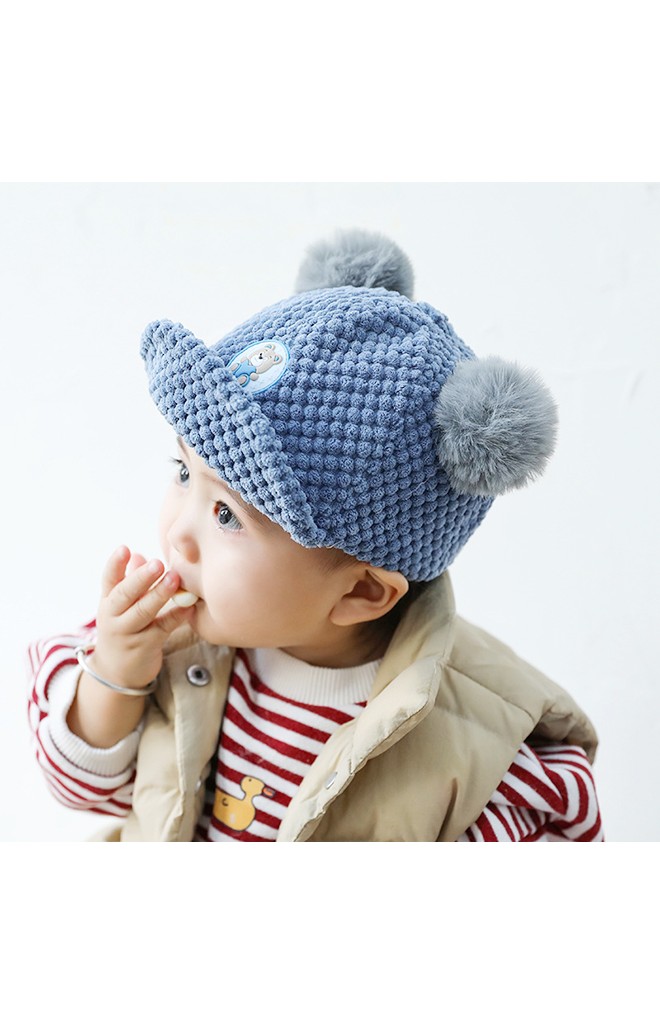 หมวกแก๊ปเด็กแต่งปอมปอม ด้านหน้ารูปหมีน้อย ผ้านูนกลมนุ่ม