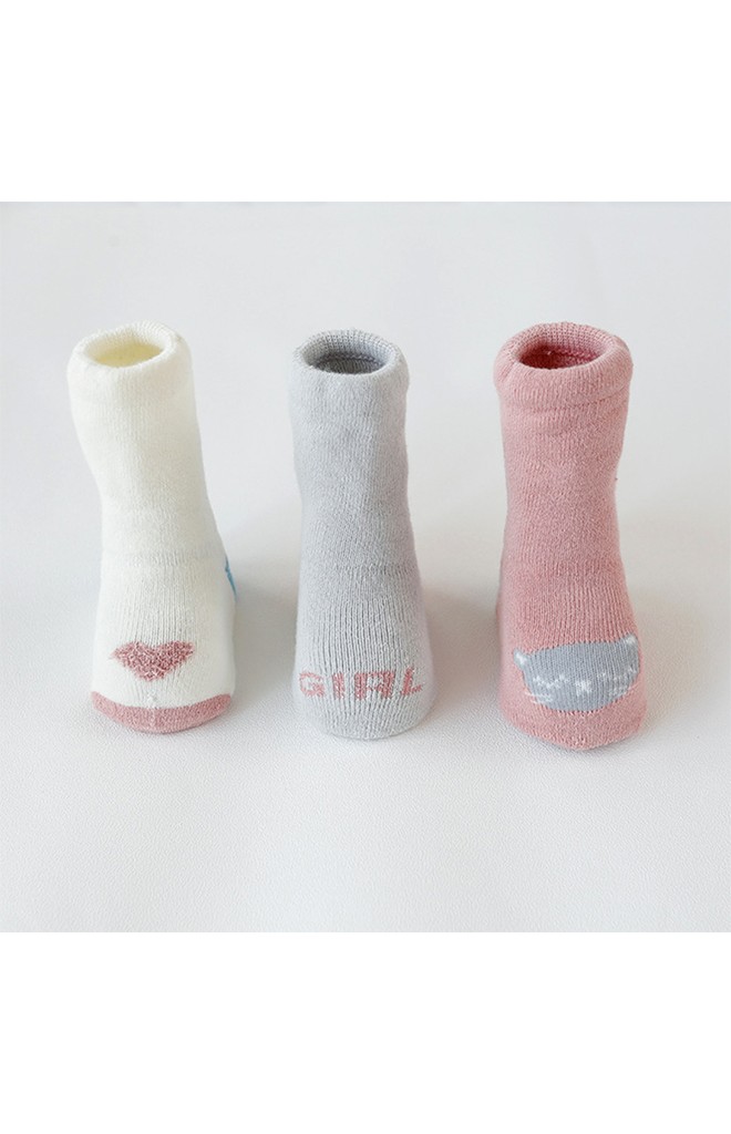 ถุงเท้าเด็กแบบหนาแพ็ค 3 คู่ 3 สี ลายหัวใจ GIRL แมว มีกันลื่น