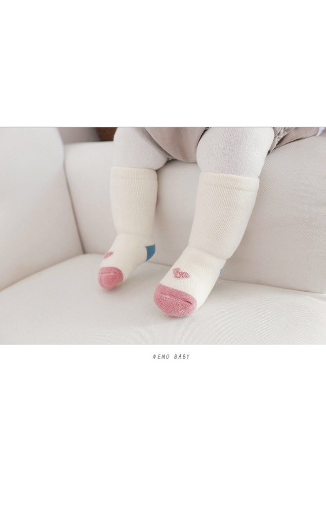 ถุงเท้าเด็กแบบหนาแพ็ค 3 คู่ 3 สี ลายหัวใจ GIRL แมว มีกันลื่น