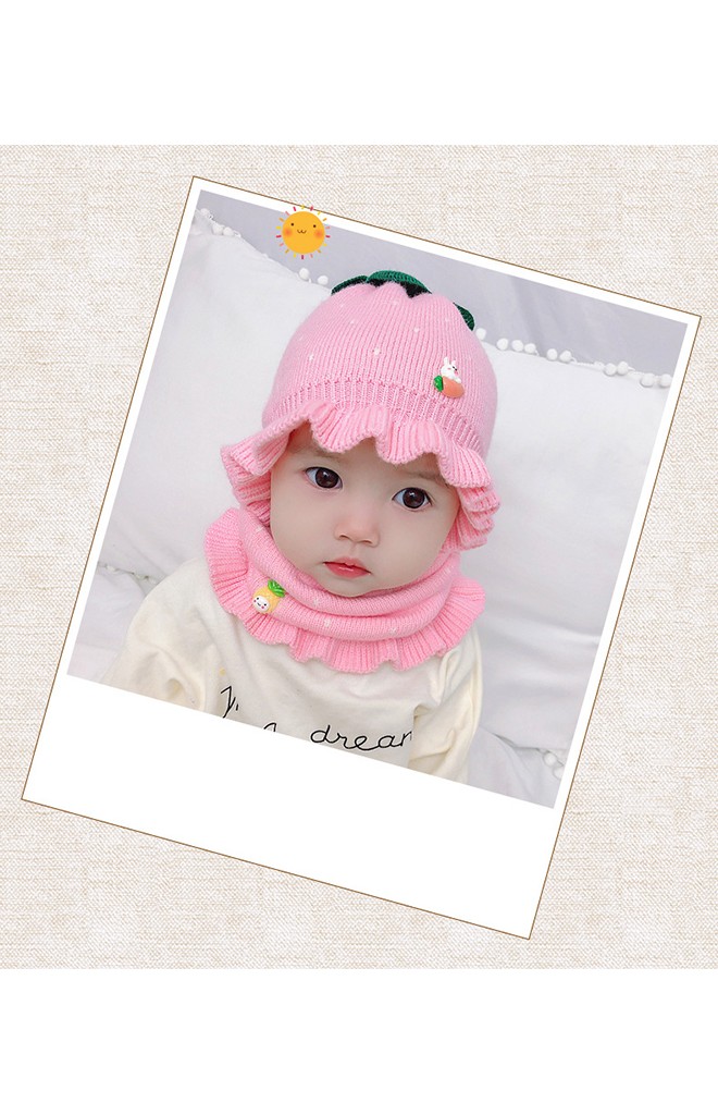 เซ็ตหมวกไหมพรมสตรอเบอร์รี่แต่งกระต่ายพร้อมผ้าสวมคอระบาย