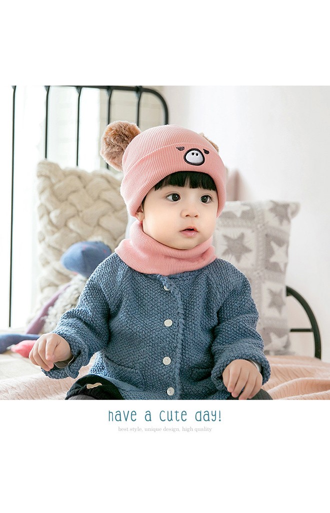 เซ็ตหมวกไหมพรมหมูน้อยแต่งปอมปอมมาพร้อมผ้าสวมคอ