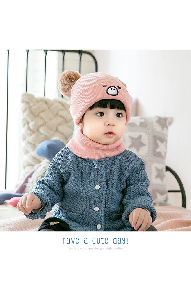 เซ็ตหมวกไหมพรมหมูน้อยแต่งปอมปอมมาพร้อมผ้าสวมคอ