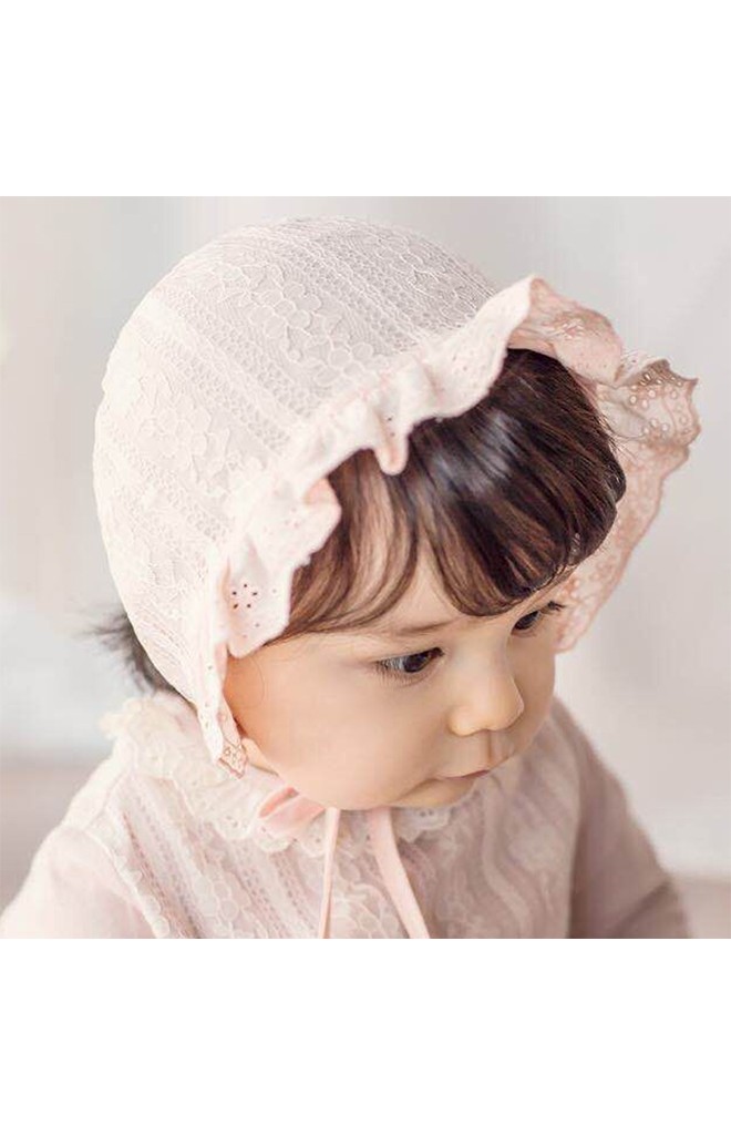 หมวกผูกคางลูกไม้ลายทางด้านหน้าระบายผ้าฉลุ