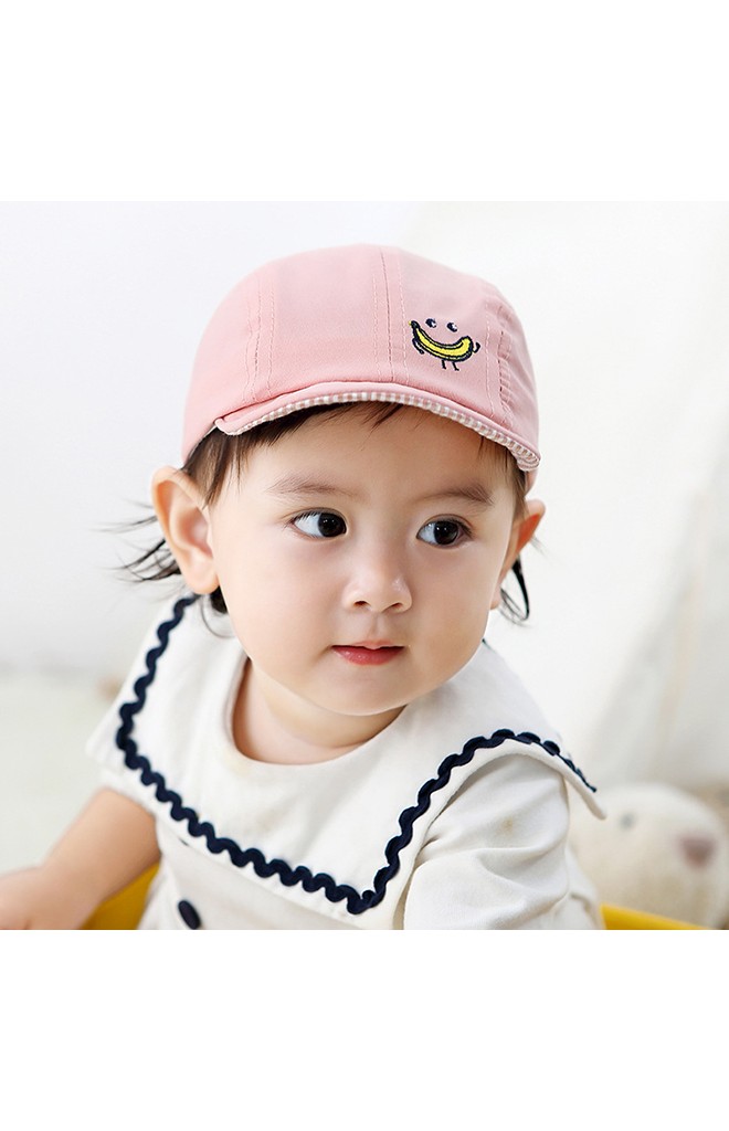 หมวกแก๊ปด้านหน้าปักการ์ตูนกล้วย ด้านข้างแต่งรูปหนูและสกรีนไดโนเสาร์