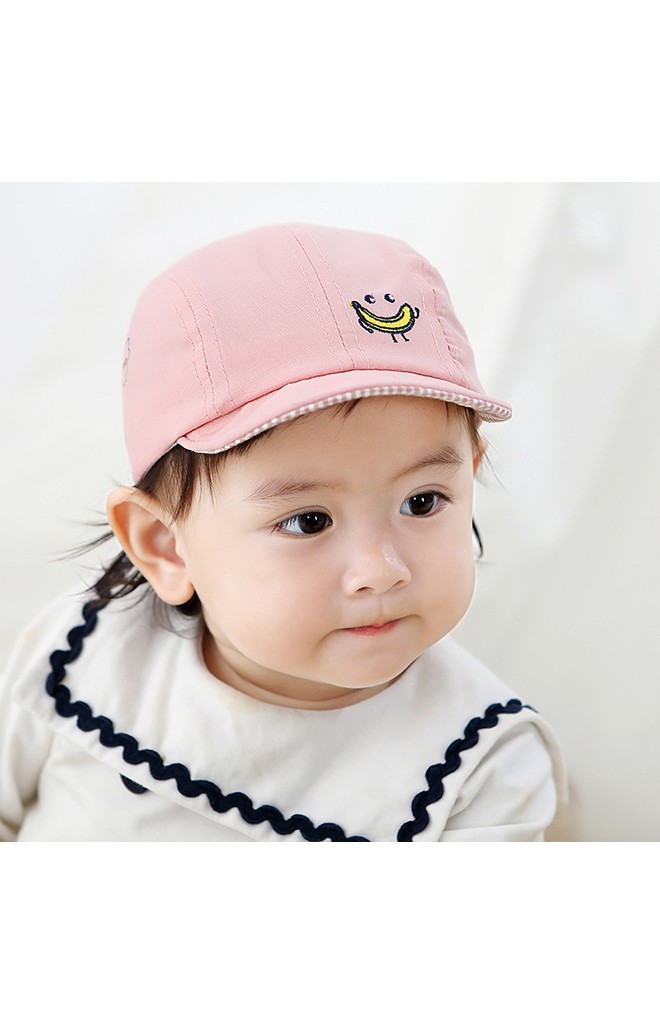 หมวกแก๊ปด้านหน้าปักการ์ตูนกล้วย ด้านข้างแต่งรูปหนูและสกรีนไดโนเสาร์