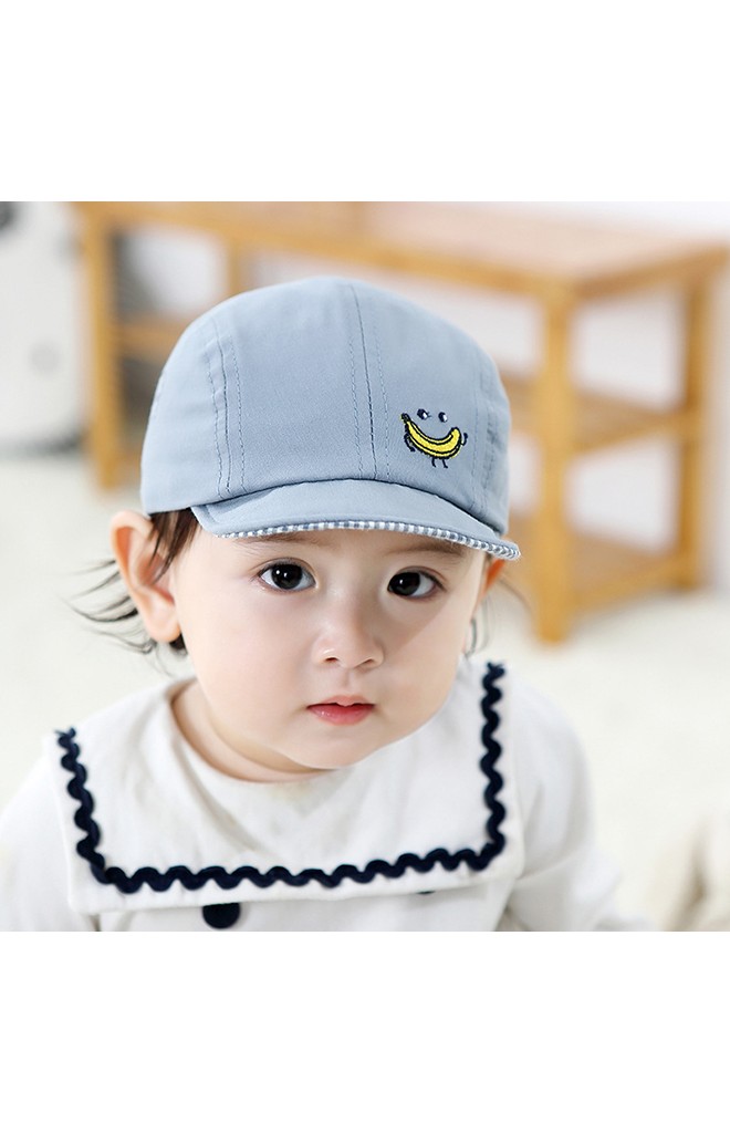 หมวกแก๊ปด้านหน้าปักการ์ตูนกล้วย ด้านข้างแต่งรูปหนูและสกรีนไดโนเสาร์