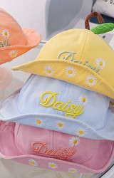 หมวกปีกรอบปัก Daisy ด้านบนแต่งก้านและใบ