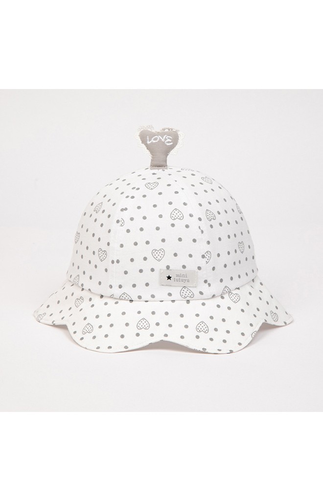 หมวก Bucket ลายจุดขอบโค้ง ด้านบนแต่งหัวใจ LOVE จาก tutuya