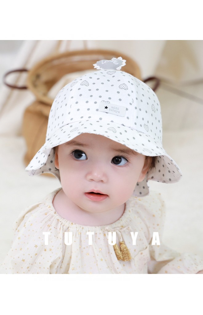 หมวก Bucket ลายจุดขอบโค้ง ด้านบนแต่งหัวใจ LOVE จาก tutuya
