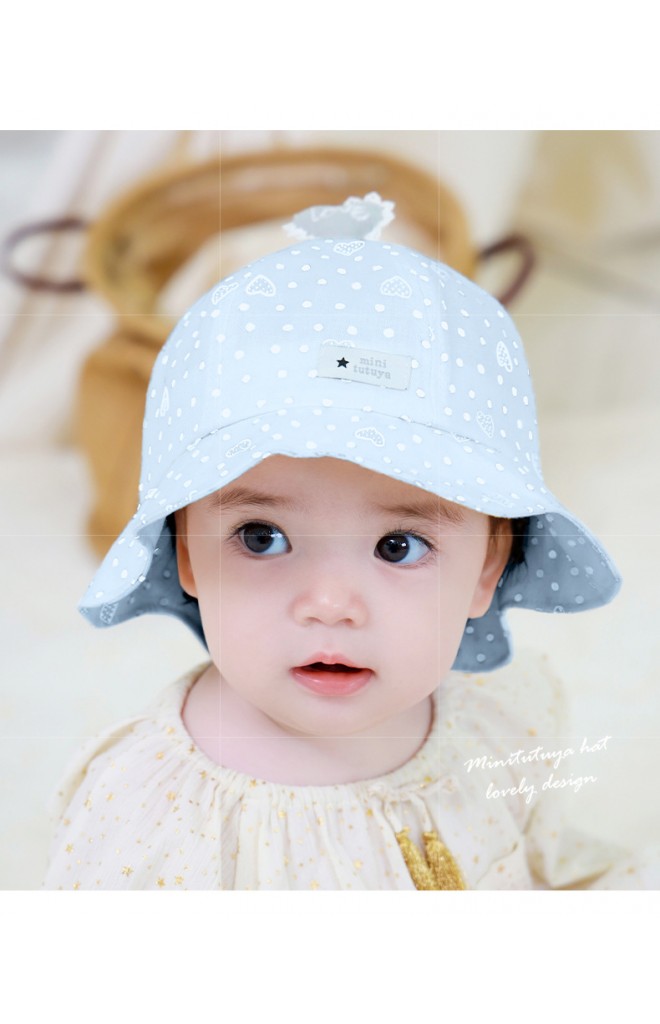 หมวก Bucket ลายจุดขอบโค้ง ด้านบนแต่งหัวใจ LOVE จาก tutuya
