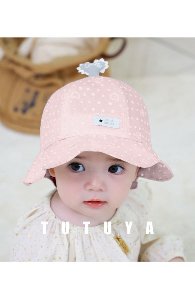 หมวก Bucket ลายจุดขอบโค้ง ด้านบนแต่งหัวใจ LOVE จาก tutuya