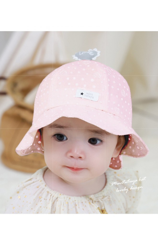 หมวก Bucket ลายจุดขอบโค้ง ด้านบนแต่งหัวใจ LOVE จาก tutuya