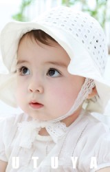 หมวกสาวน้อยผ้าฉลุสีขาวครีมลายตาราง สายลูกไม้ผูกใต้คาง tutuya