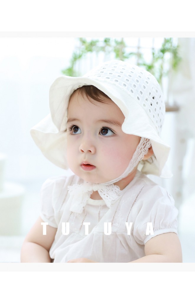หมวกสาวน้อยผ้าฉลุสีขาวครีมลายตาราง สายลูกไม้ผูกใต้คาง tutuya