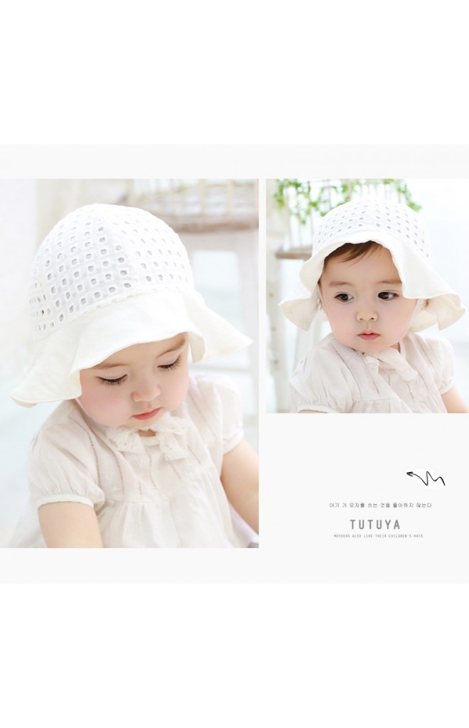 หมวกสาวน้อยผ้าฉลุสีขาวครีมลายตาราง สายลูกไม้ผูกใต้คาง tutuya