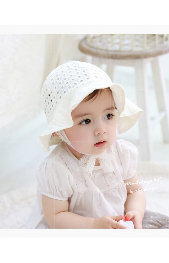 หมวกสาวน้อยผ้าฉลุสีขาวครีมลายตาราง สายลูกไม้ผูกใต้คาง tutuya