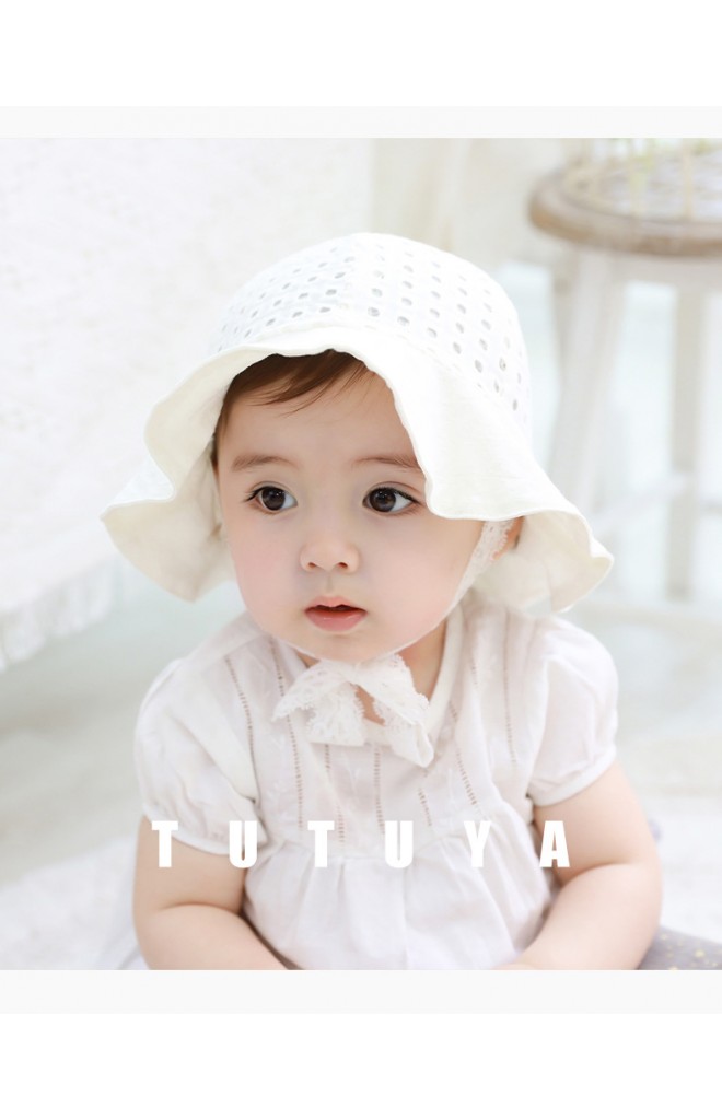 หมวกสาวน้อยผ้าฉลุสีขาวครีมลายตาราง สายลูกไม้ผูกใต้คาง tutuya