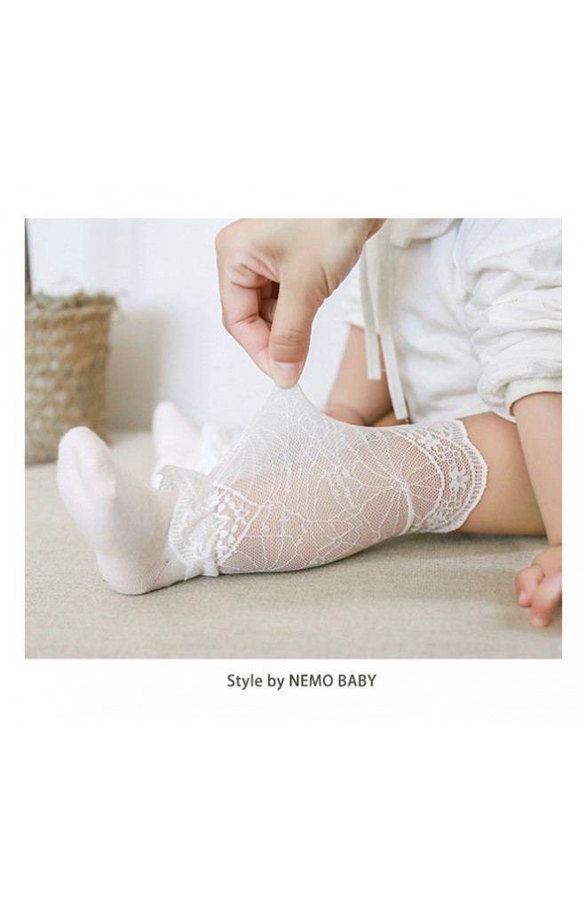ถุงเท้าเด็กหญิงลูกไม้แบบยาว ระบายช่วงข้อเท้า