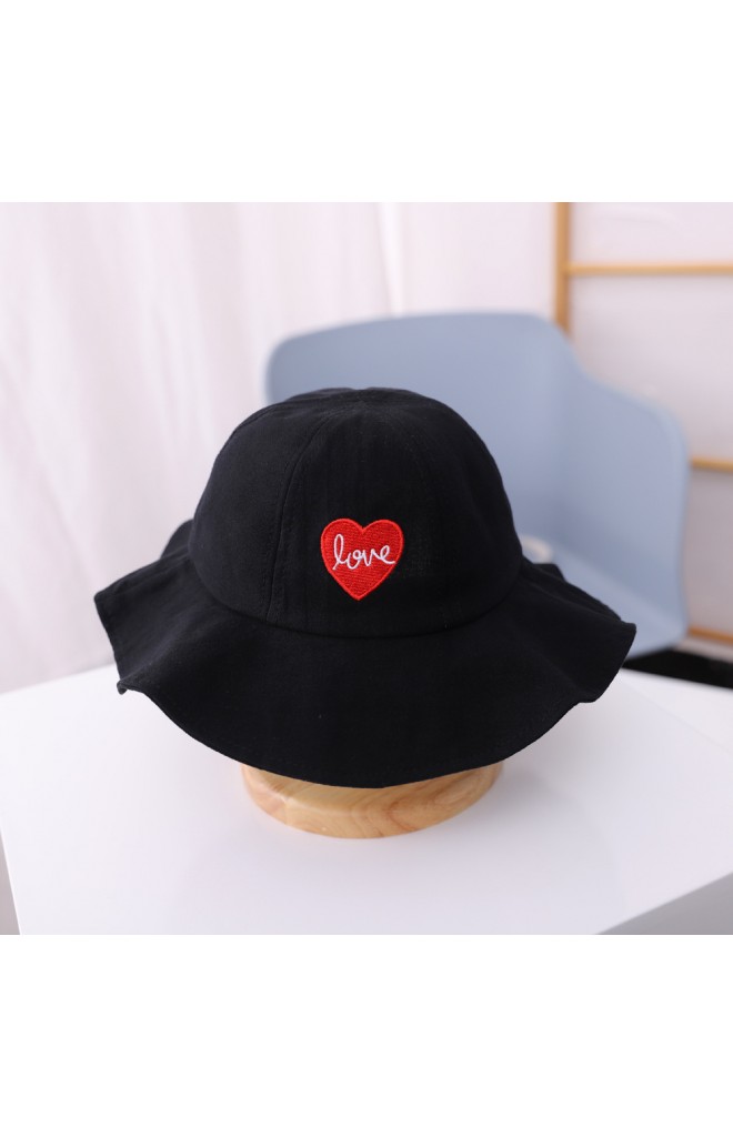 หมวกปีกกว้างปักหัวใจ love