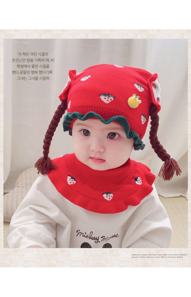 เซ็ตหมวกเปียสตรอว์เบอร์รีมาพร้อมผ้าสวมคอระบายโบว์ผูก