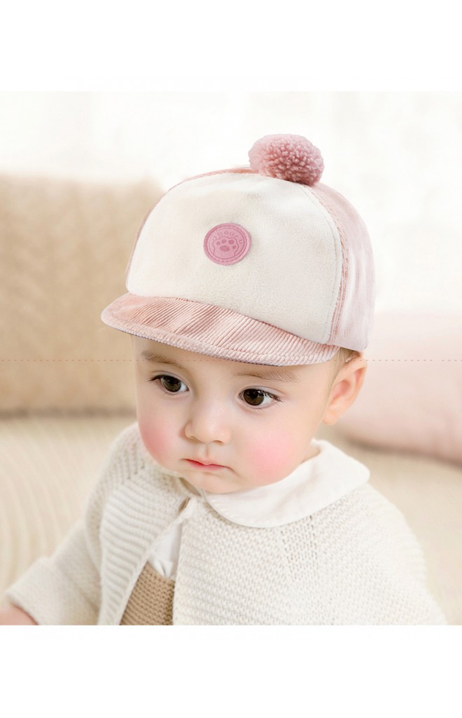 หมวกแก๊ปผ้าลูกฟูกนิ่มด้านบนแต่งปอม ด้านหน้าแต่งป้าย bear จาก GZMM