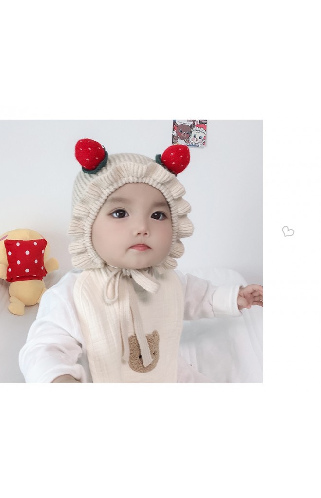 หมวกไหมพรมแบบผูกคางแต่งสตรอว์เบอรี่ ขอบระบาย