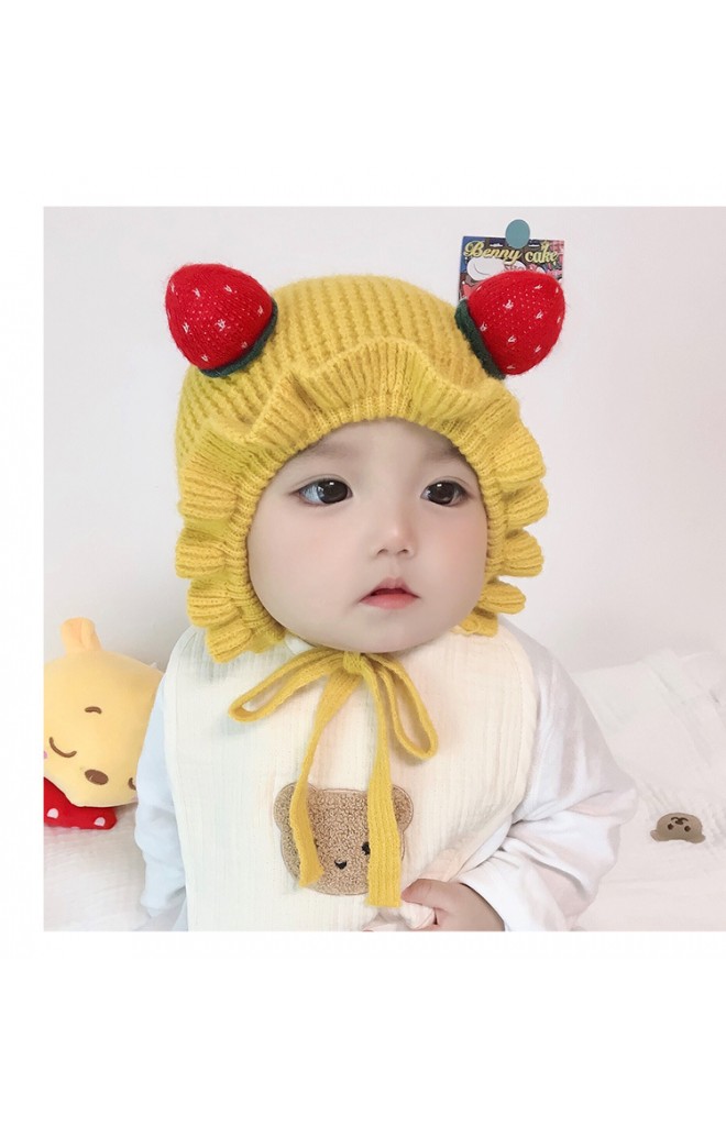 หมวกไหมพรมแบบผูกคางแต่งสตรอว์เบอรี่ ขอบระบาย