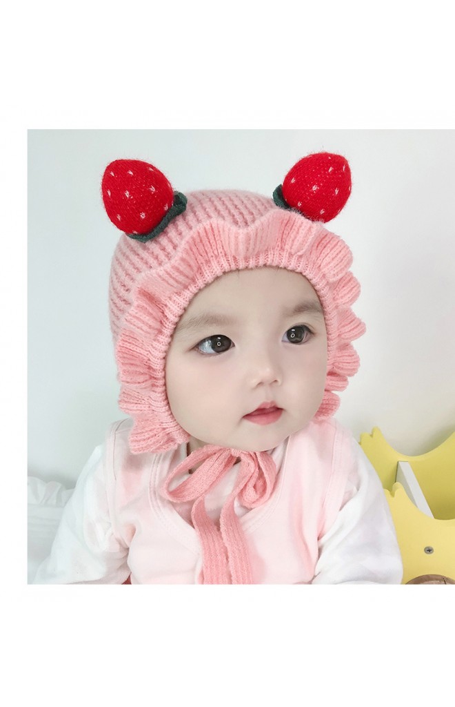 หมวกไหมพรมแบบผูกคางแต่งสตรอว์เบอรี่ ขอบระบาย