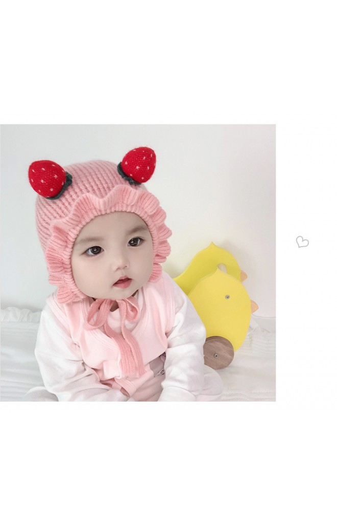 หมวกไหมพรมแบบผูกคางแต่งสตรอว์เบอรี่ ขอบระบาย