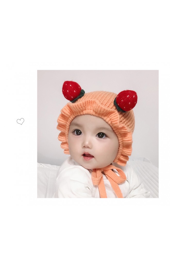 หมวกไหมพรมแบบผูกคางแต่งสตรอว์เบอรี่ ขอบระบาย