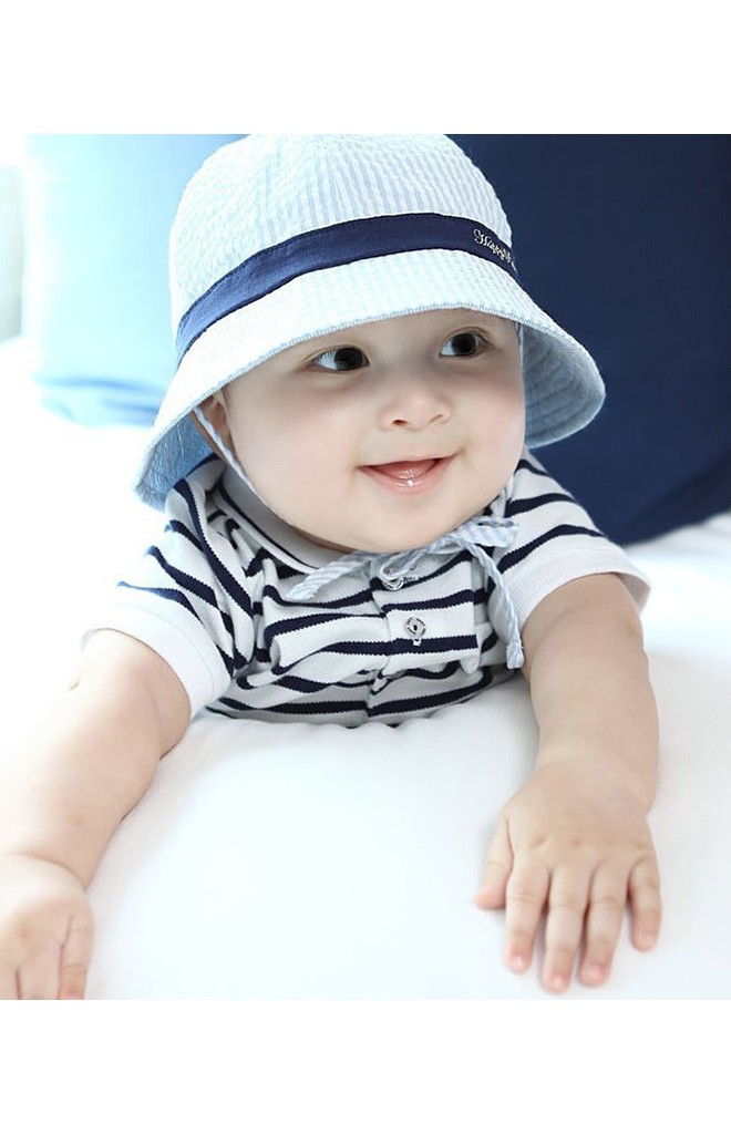 หมวกเด็กเนื้อผ้าฝ้ายลายทาง แต่งผ้าคาดสีเข้ม มีสายผูกใต้คาง