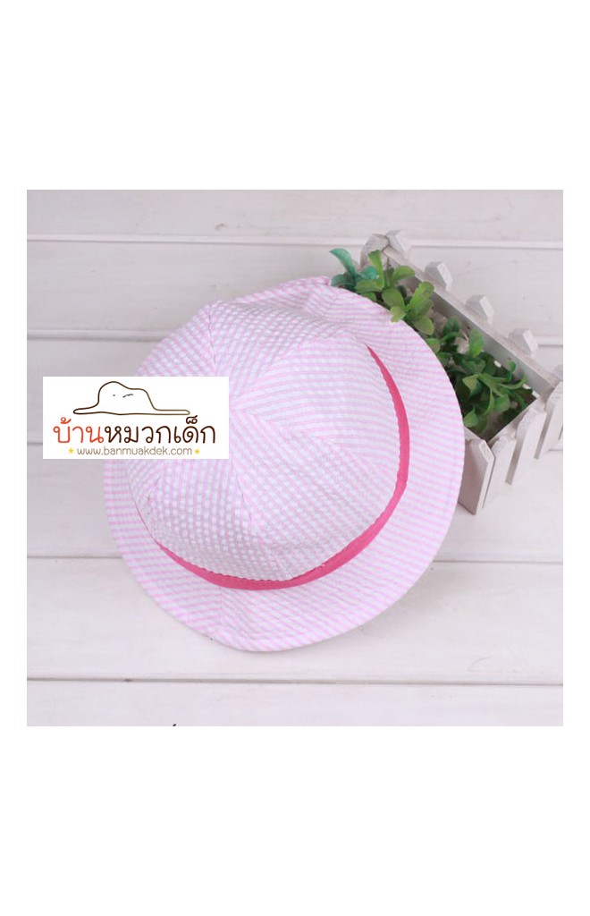 หมวกเด็กเนื้อผ้าฝ้ายลายทาง แต่งผ้าคาดสีเข้ม มีสายผูกใต้คาง