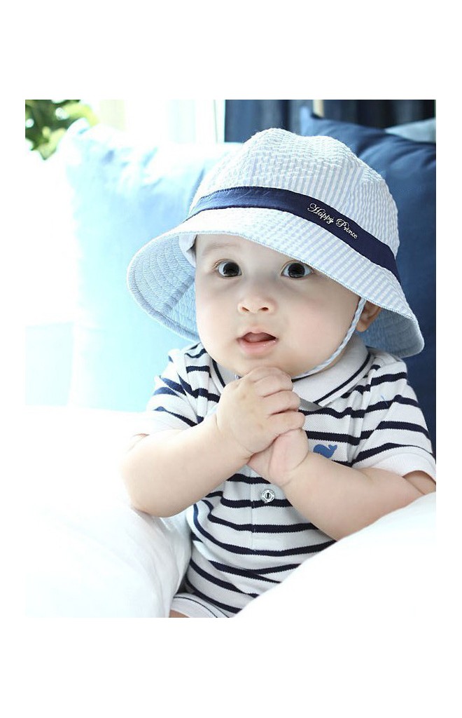 หมวกเด็กเนื้อผ้าฝ้ายลายทาง แต่งผ้าคาดสีเข้ม มีสายผูกใต้คาง