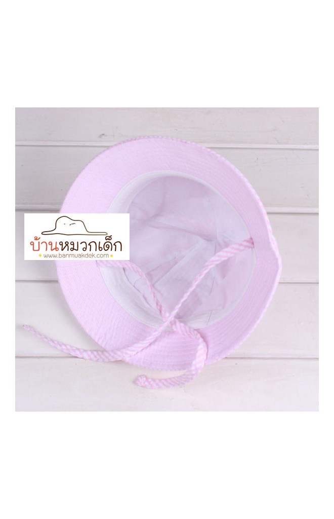 หมวกเด็กเนื้อผ้าฝ้ายลายทาง แต่งผ้าคาดสีเข้ม มีสายผูกใต้คาง