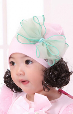 หมวกปอยผมสีชมพูอ่อนแต่งโบว์ใหญ่สีเขียว